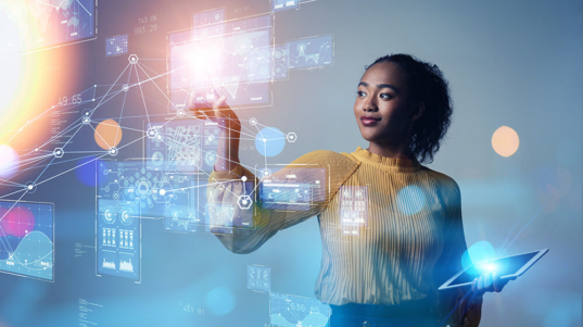 imagen muestra a una mujer interactuando con un panel virtual de integración de datos e inteligencia financiera.