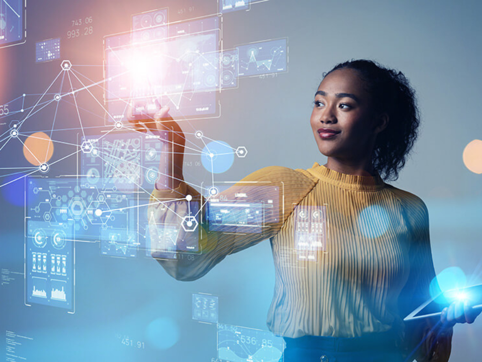 imagen muestra a una mujer interactuando con un panel virtual de integración de datos e inteligencia financiera.