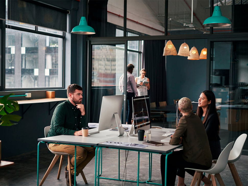 Imagen muestra personas trabajando en una oficina, enfocadas en sus actividades de gobernanza financiera.