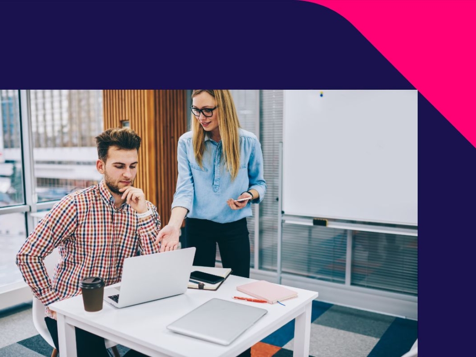 imagem mostra um homem e uma mulher em um escritório contábil conversando.