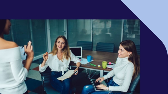 imagem mostra duas mulheres em um escritório de contabilidade conversando sobre planejamento na gestão financeira.