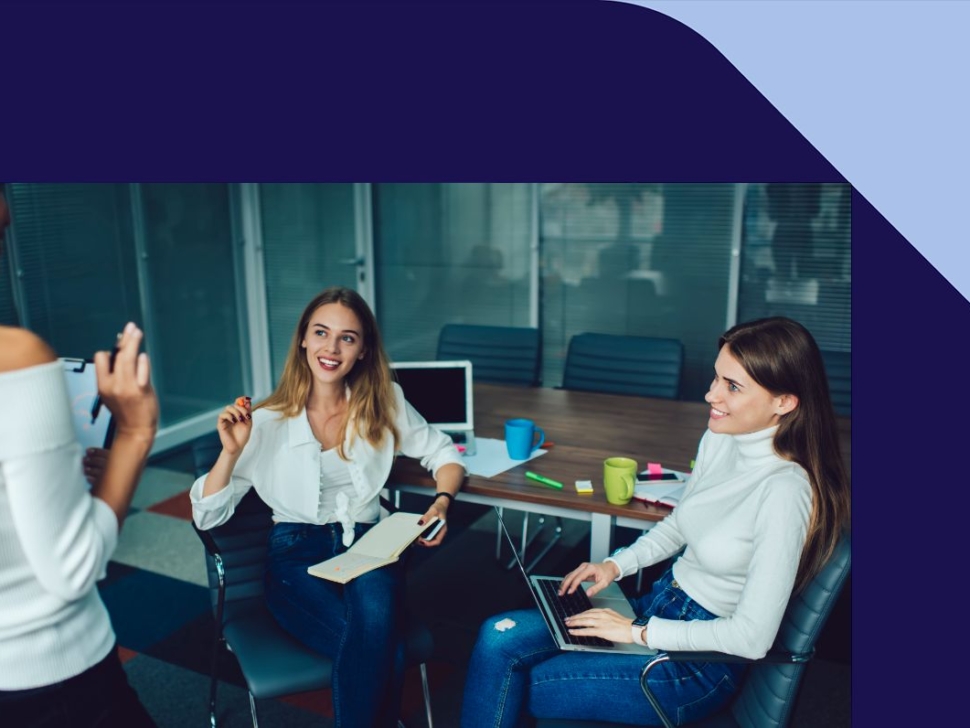 imagem mostra duas mulheres em um escritório de contabilidade conversando sobre planejamento na gestão financeira.