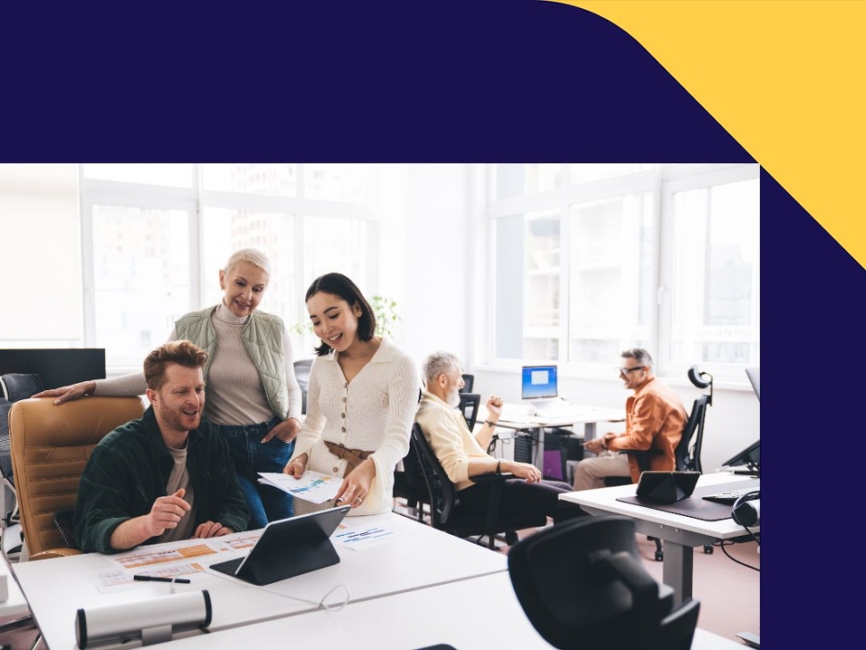 imagen muestra a tres personas en una oficina financiera observando una notebook con informes.