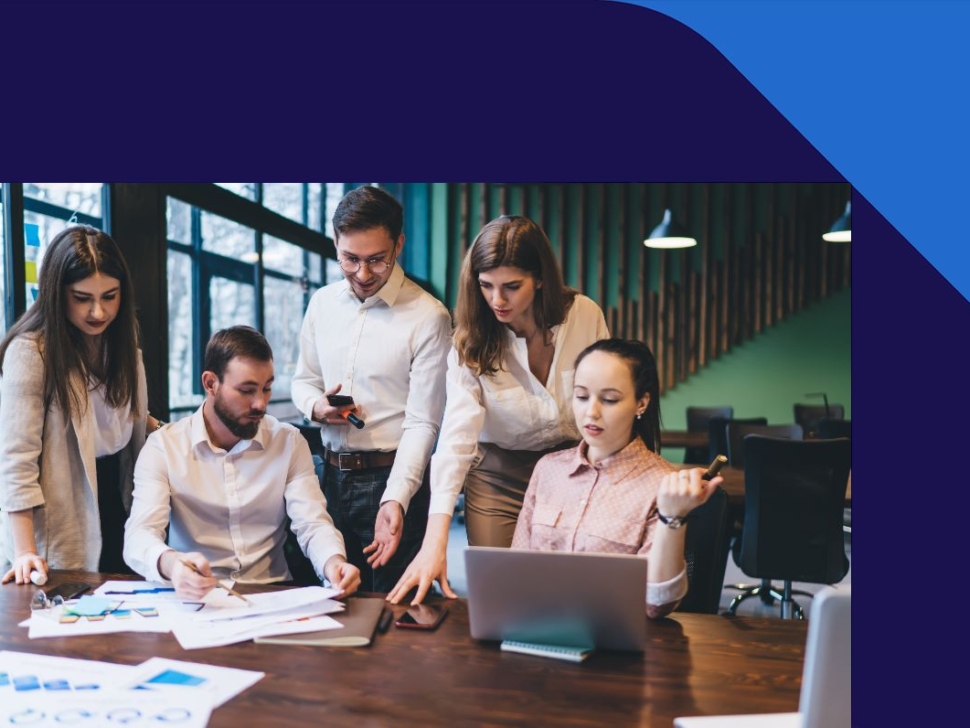 imagem mostra pessoas reunidas em um escritório trabalhando para cumprir as exigências das auditorias.