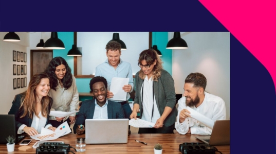 imagen muestra a seis personas en una empresa de BPO financiero reunidas frente a una notebook y sonriendo.