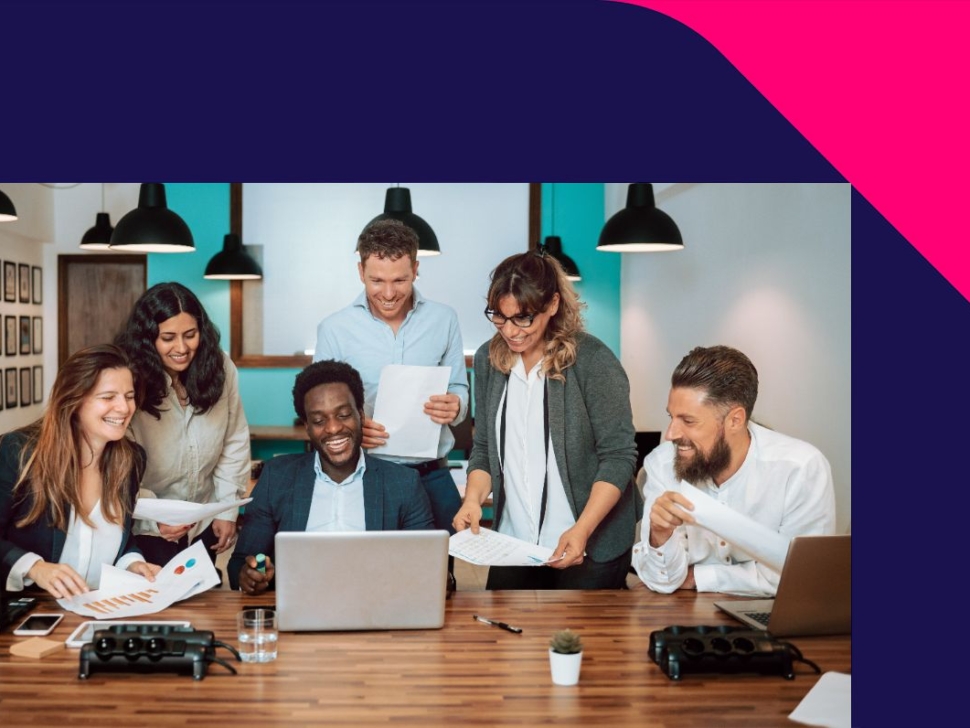 imagen muestra a seis personas en una empresa de BPO financiero reunidas frente a una notebook y sonriendo.