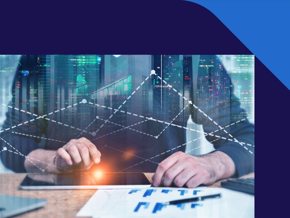 imagem mostra a tecnologia ajudando o homem a tomar decisões orientadas por dados
