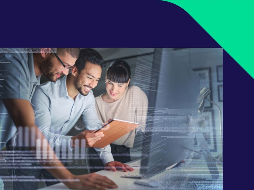 imagem mostra três pessoas em um ambiente de futuro de dados financeiros baseado em muita tecnologia.