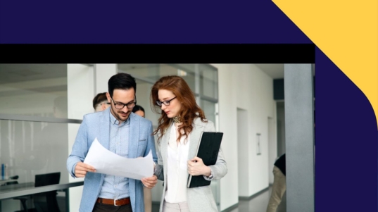 imagem mostra um homem e uma mulher, líderes financeiros, analisando papéis.