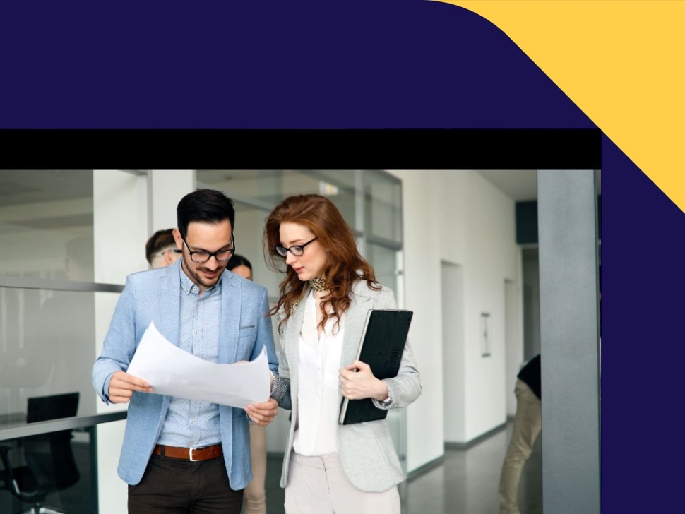 imagem mostra um homem e uma mulher, líderes financeiros, analisando papéis.