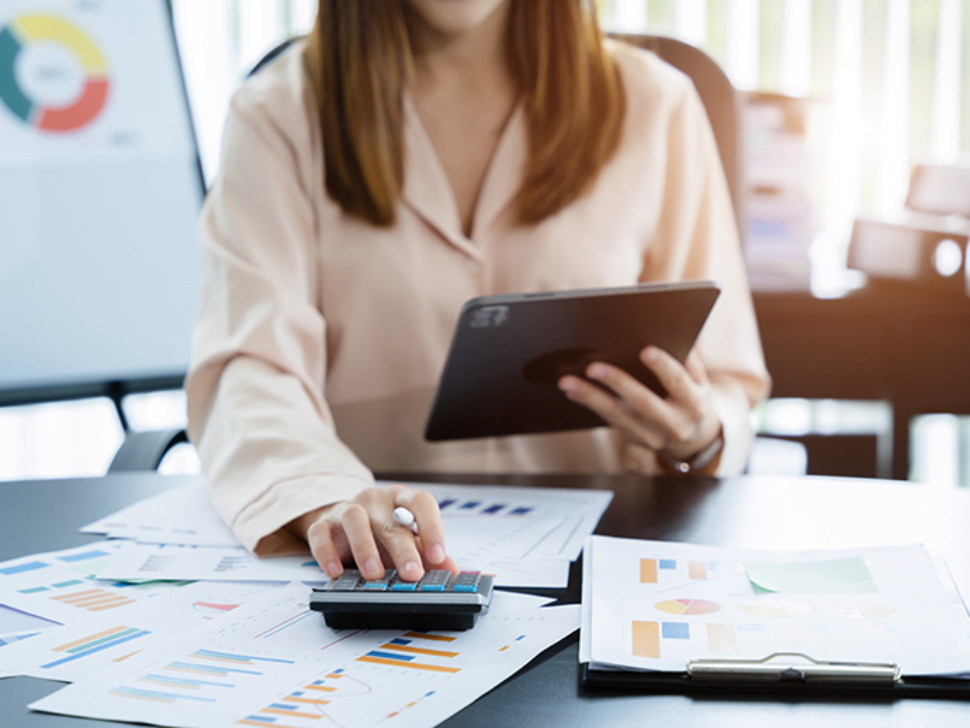 la imagen muestra a una mujer usando una plataforma de gestión financiera en su iPad.